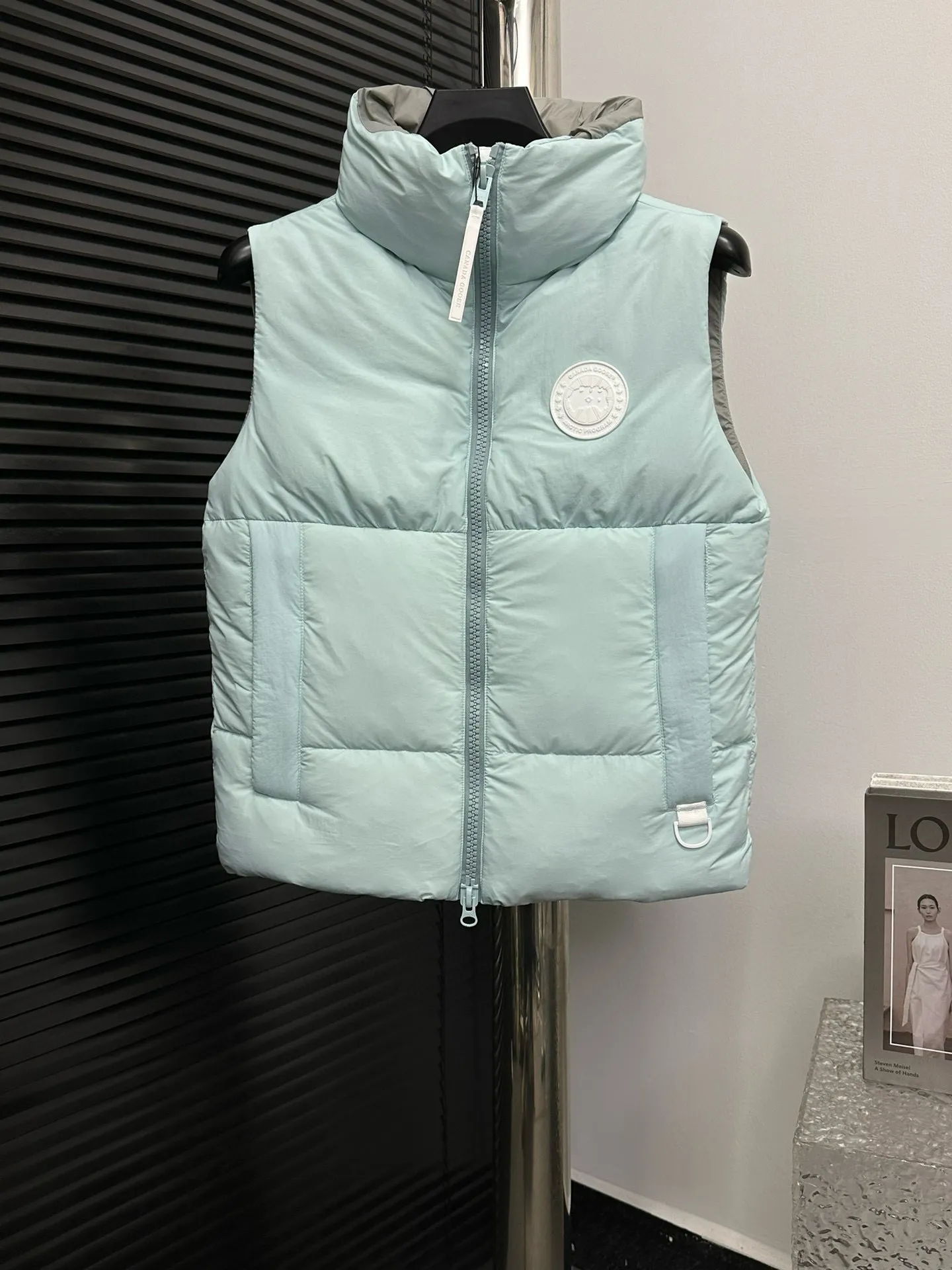 P490 【CANADA GOOSE】PASTELS white label series down vest. The white label series is a capsule limited series and the most popular PASTELS series this year. The chest labels are all white badges with pure silicone texture. The pattern has a strong contrast between concave and convex. The topographic map of Canada on the badge is lifelike. The plastic material used for currency logos on the market is very hard to the touch! Our original independent order accessories are all one-to-one customized original accessories. The imported YKK zippers have correct teeth, while the teeth of the fake zippers are very thick. The zipper webbing logo is printed with 3M fluorescent printing, and the original custom-made washable label. The placket webbing and wiring details are all restored to the original ones. Size: XS S M L XL XXL